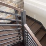 Puerta en las escaleras de la casa.