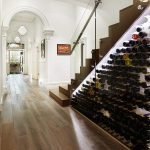 Minibar debajo de las escaleras