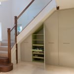 Pequeña despensa debajo de las escaleras