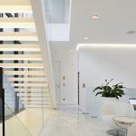 Escalones blancos con luz de fondo en la sala de estar