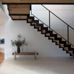 Escalera simple en el pasillo de una casa grande