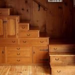 Cajas de madera en las escaleras
