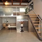 Escalera baja al piso medio