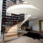 Biblioteca en una casa con una escalera alta