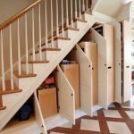Armarios debajo de las escaleras de la casa