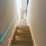 Escalera estrecha en una casa privada