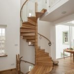 Escalera de caracol decorada con madera.