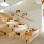 Estantes retráctiles debajo de las escaleras de la casa.