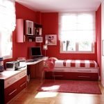 Paredes rojas en una habitación infantil
