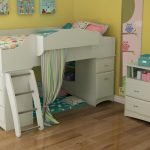 Conjunto de muebles para habitación infantil pequeña.