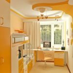 Habitación infantil en tonos naranjas.