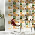Papel pintado brillante en el interior.