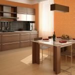 Cocina con áreas de trabajo y comedor.