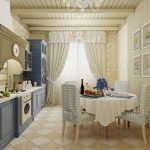 Interior de cocina beige con muebles azules.
