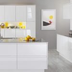 La combinación de paredes grises y muebles blancos.