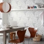 Estante con platos en la pared
