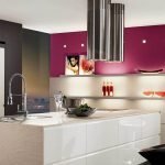 Una interesante combinación de colores en el interior de la cocina.