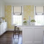 Papel tapiz amarillo en el interior de una cocina blanca