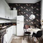 Papel pintado en el interior de una pequeña cocina.