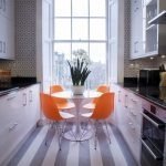 Sillas naranjas en un interior de cocina gris