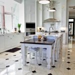 Azulejos de cerámica en el piso de la cocina.