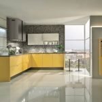 Diseño de cocina estricto con muebles amarillos.