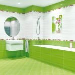 Interior de baño blanco y verde claro