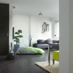 Sofá gris en la sala de estar
