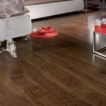 Laminado con textura de madera en el piso
