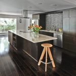 Interior de cocina con mesa isla