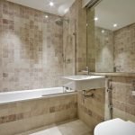 Baño con mampara de vidrio