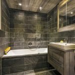 Azulejos de piedra en el interior del baño.