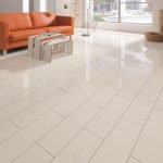Sala de estar minimalista con sofá naranja.