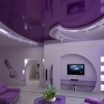 Salón lila interior con techo multinivel