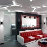 Sofá rojo y blanco en el interior.
