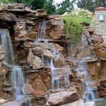 Montaña de piedra salvaje con cascada