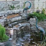 Garzas en un estanque