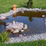 Piedras en el diseño del estanque.