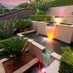 Luces brillantes en casa cascada