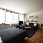 Lugar de trabajo en una habitación moderna