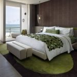 Alfombra verde en el dormitorio