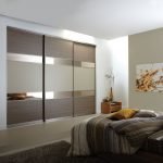 Piso beige en la habitación.