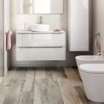 Piso de madera en el baño