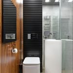 Azulejos debajo del árbol en el baño