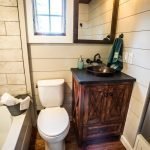 Cómoda de madera en el baño