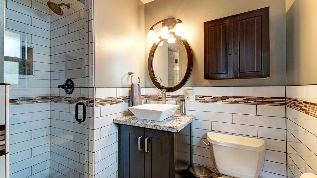 Ang disenyo ng toilet na may bathtub