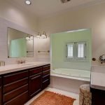Cómoda de madera en el baño
