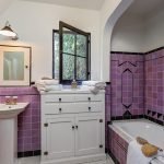 Azulejos morados en el baño