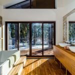 Grandes ventanas en el baño en una casa privada.