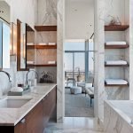 Estantes de madera en el baño